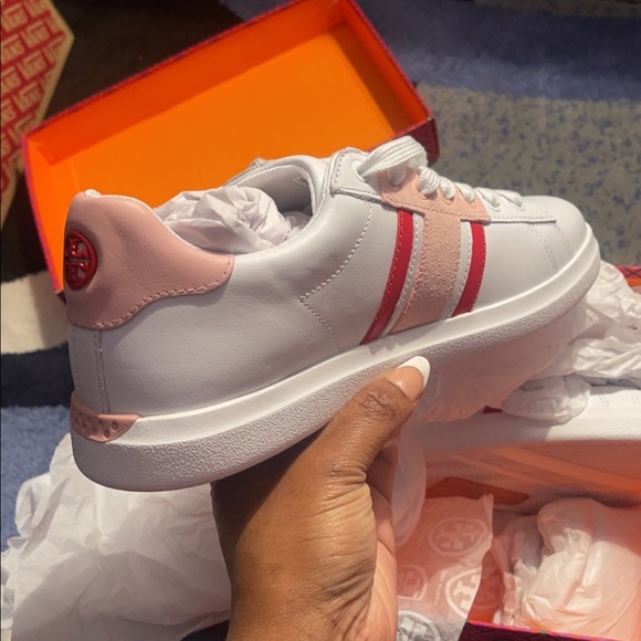 Brand New Tory sneakers 😍 woman’s size 8 can fit up to 8/12 - Picture 3 of 3